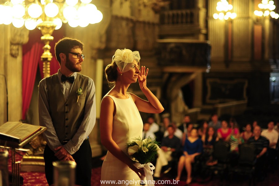 fotografia de casamento de dia na candelária com vestido de noiva simlpes chique - RJ