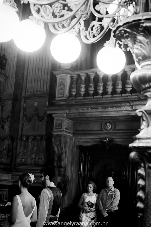 fotografia de casamento de dia na candelária com vestido de noiva simlpes chique - RJ