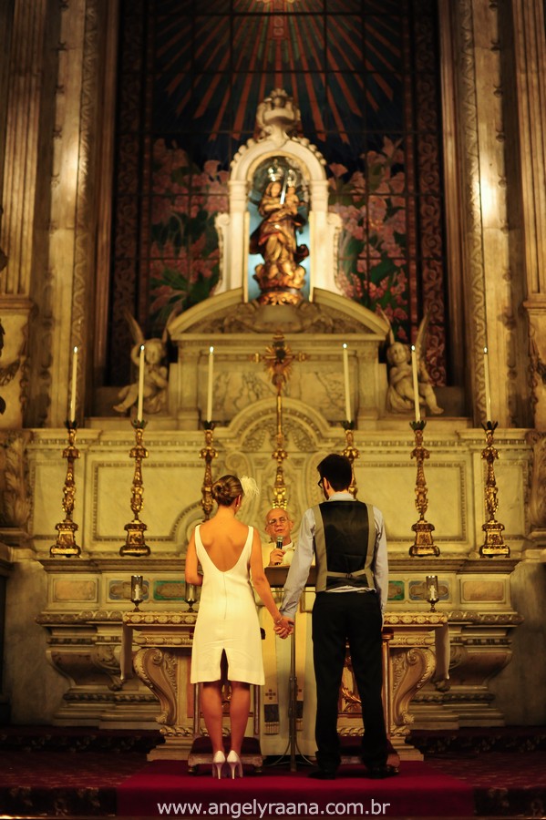 fotografia de casamento de dia na candelária com vestido de noiva simlpes chique - RJ