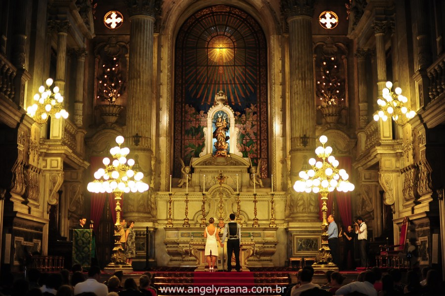 fotografia de casamento de dia na candelária com vestido de noiva simlpes chique - RJ