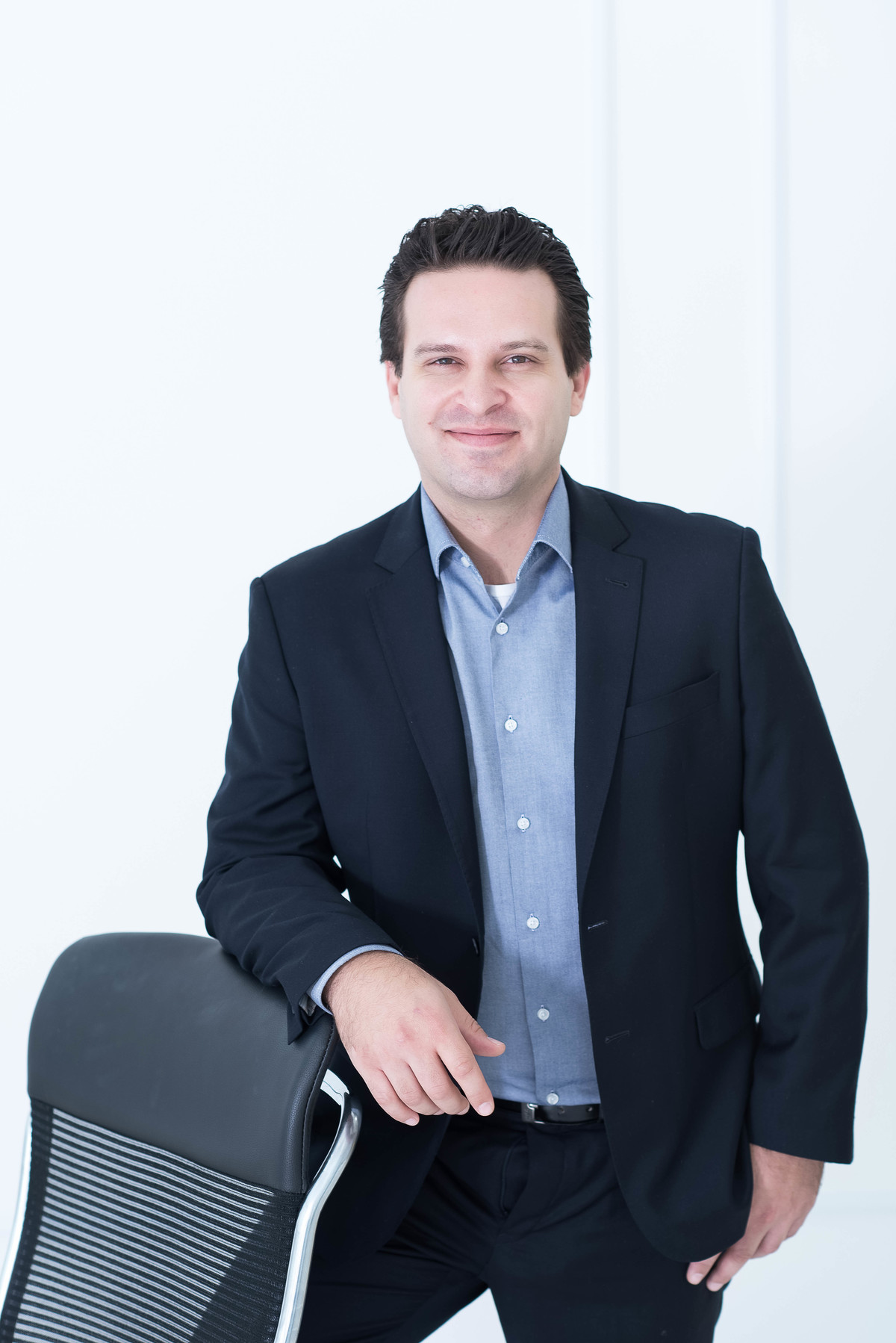 fotos de perfil profissional - retrato profissional - fotografia linkedin - fotografia masculino - fotos homem estúdio