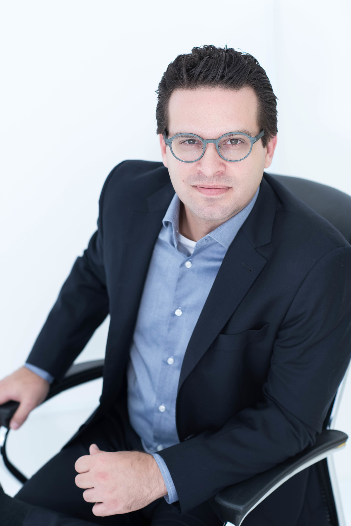 fotos de perfil profissional - retrato profissional - fotografia linkedin - fotografia masculino - fotos homem estúdio