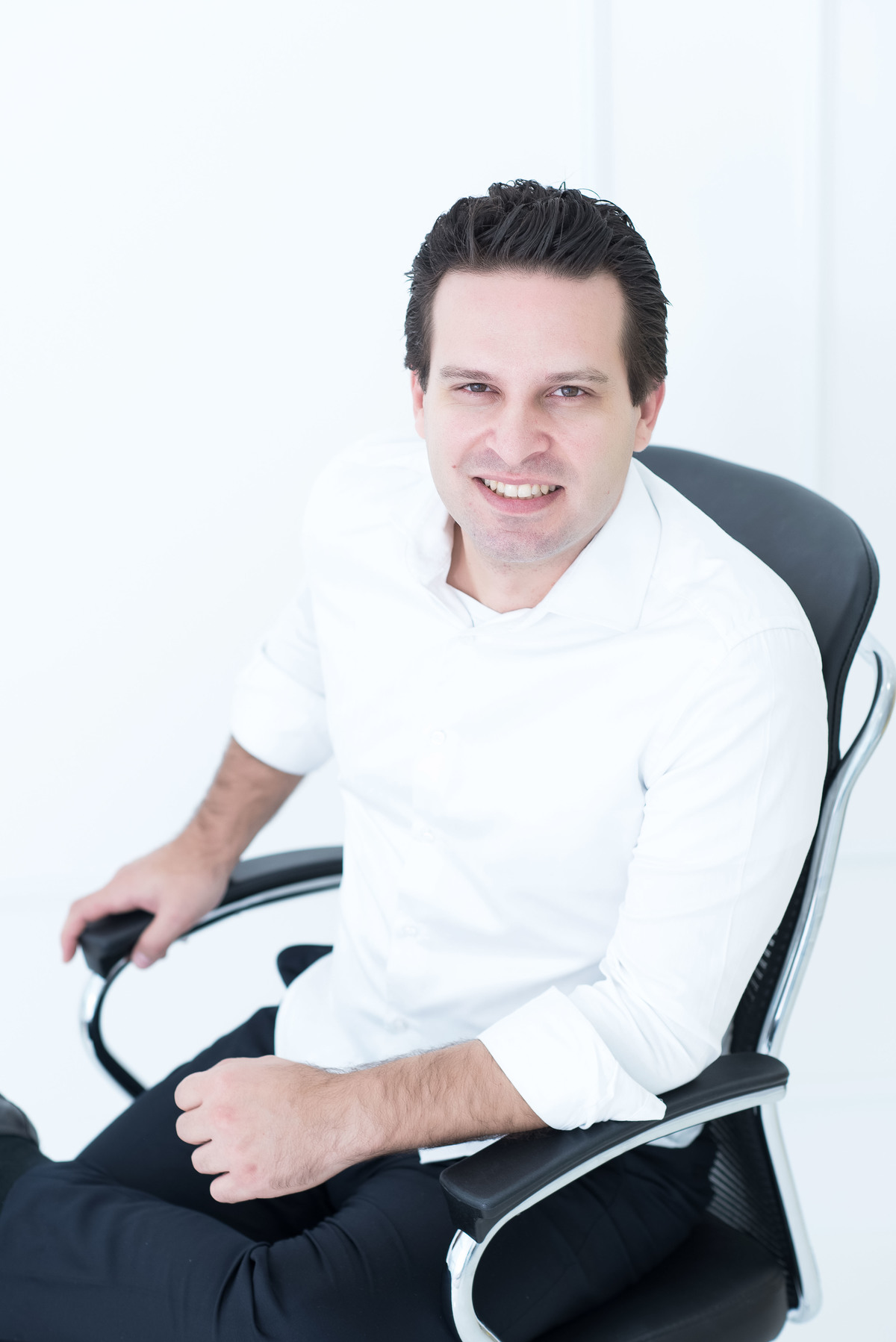 fotos de perfil profissional - retrato profissional - fotografia linkedin - fotografia masculino - fotos homem estúdio