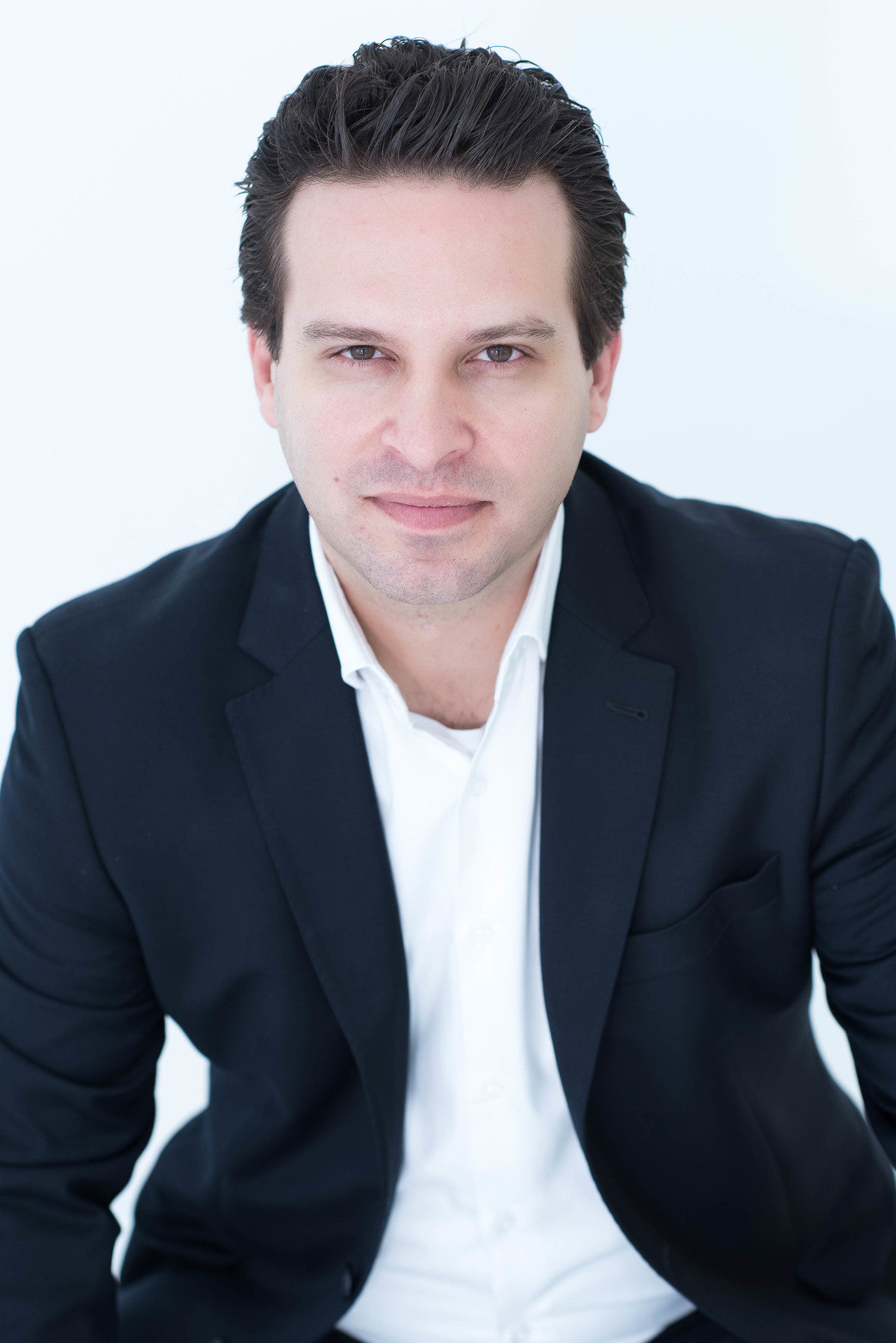 fotos de perfil profissional - retrato profissional - fotografia linkedin - fotografia masculino - fotos homem estúdio