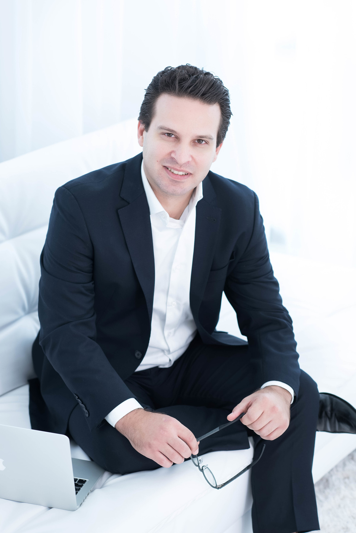 fotos de perfil profissional - retrato profissional - fotografia linkedin - fotografia masculino - fotos homem estúdio