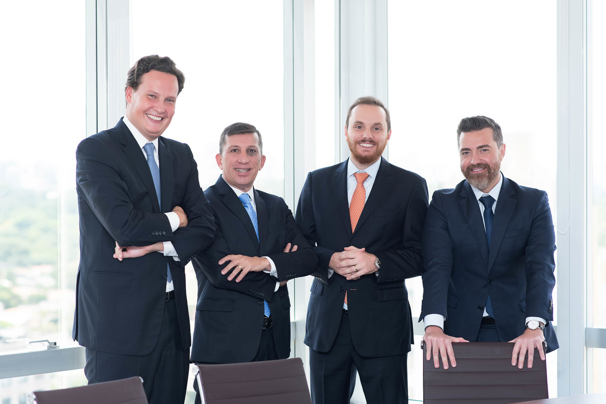 Fotos perfil profissional, estúdio, fotos empresa, fotos escritório, foto são paulo, estúdio fotográfico, fotos em grupo, fotos linkedin, fotos profissionais corporativas, fotografia empresarial, fotografia empresários