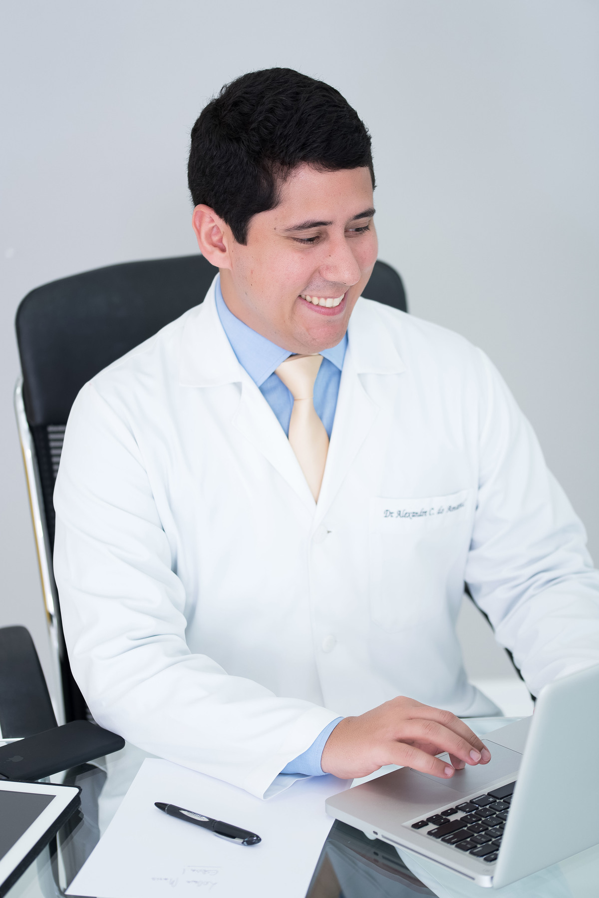 fotos de perfil profissional, fotos para site, fotos para linkedin, fotografia corporativa, fotografia médico, foto profissional médico, retrato profissional são paulo, fotos no studio profissionais, jaleco