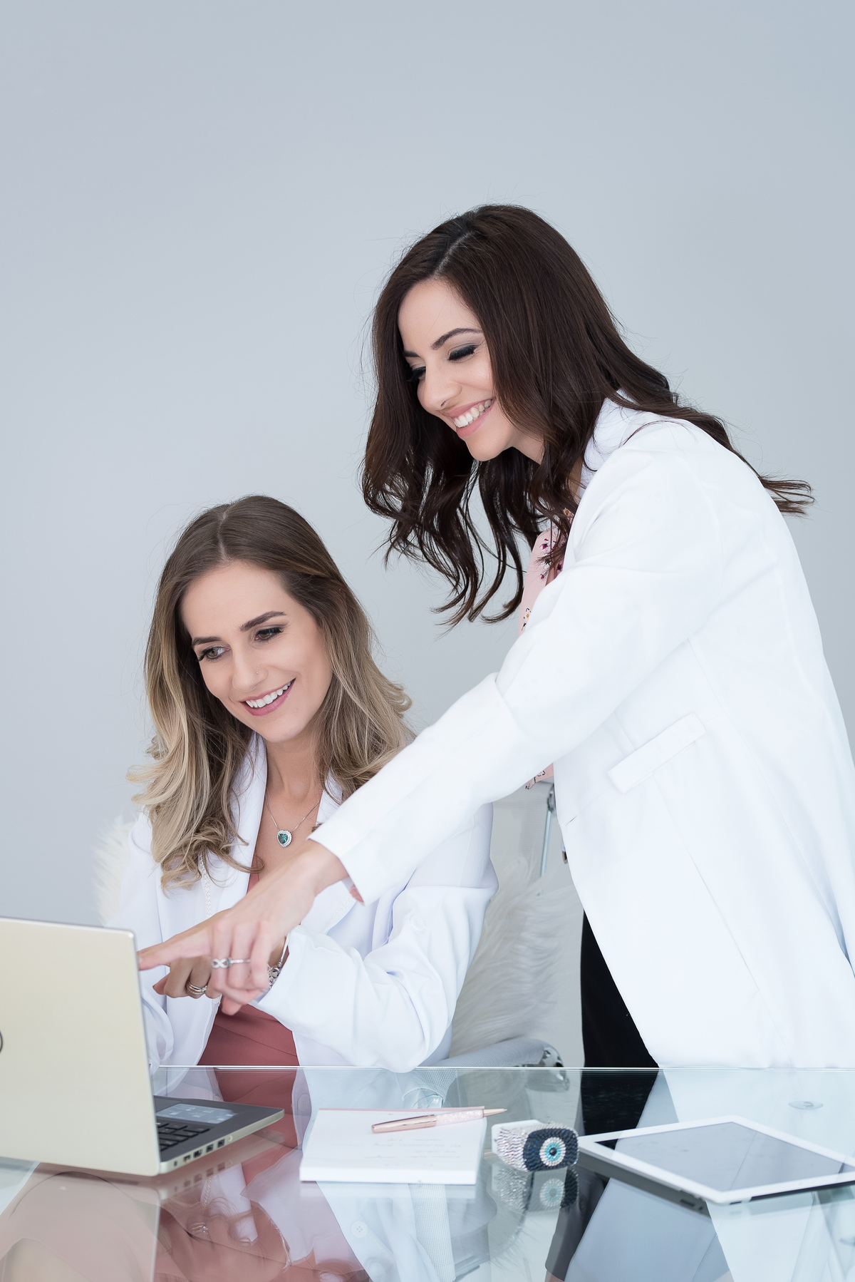 foto perfil profissional, fotografia corporativa, fotografia retrato profissional, foto corporativa, fotografia médico, foto estúdio médico, foto para LinkedIn, foto profissional, foto em dupla, fotografia sócios, fotografia profissional empresa