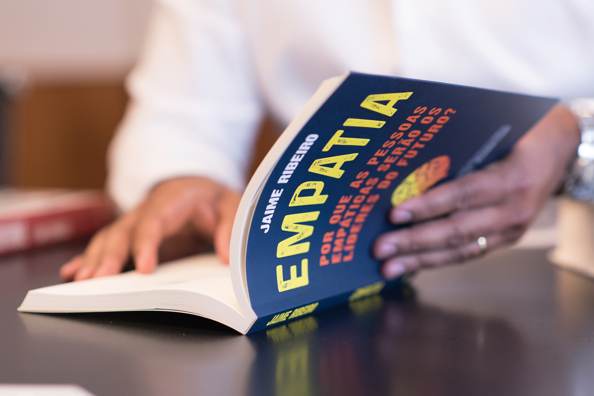 Fotos de Perfil Profissional, Fotografia Corporativa, Escritor, Autor, Jaime Ribeiro, Empatia por que as pessoas empáticas serão os líderes do futuro?, foto profissional, fotografia em estúdio, fotos studio, foto corporativa, fotos homem, executivo