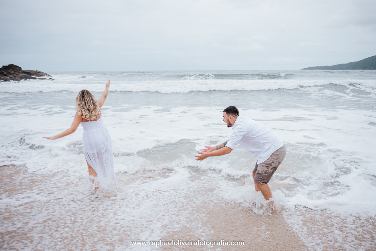 Pre-wedding, ensaio pre casamento, ensaio de casal, praia do iporanga, ensaio no guaruja, ensaio pre-wedding em iporanga, ensaio na praia, pre-wedding na praia, casamento, fotografo de casamento, melhor fotografo de casamento, raphael oliveira.