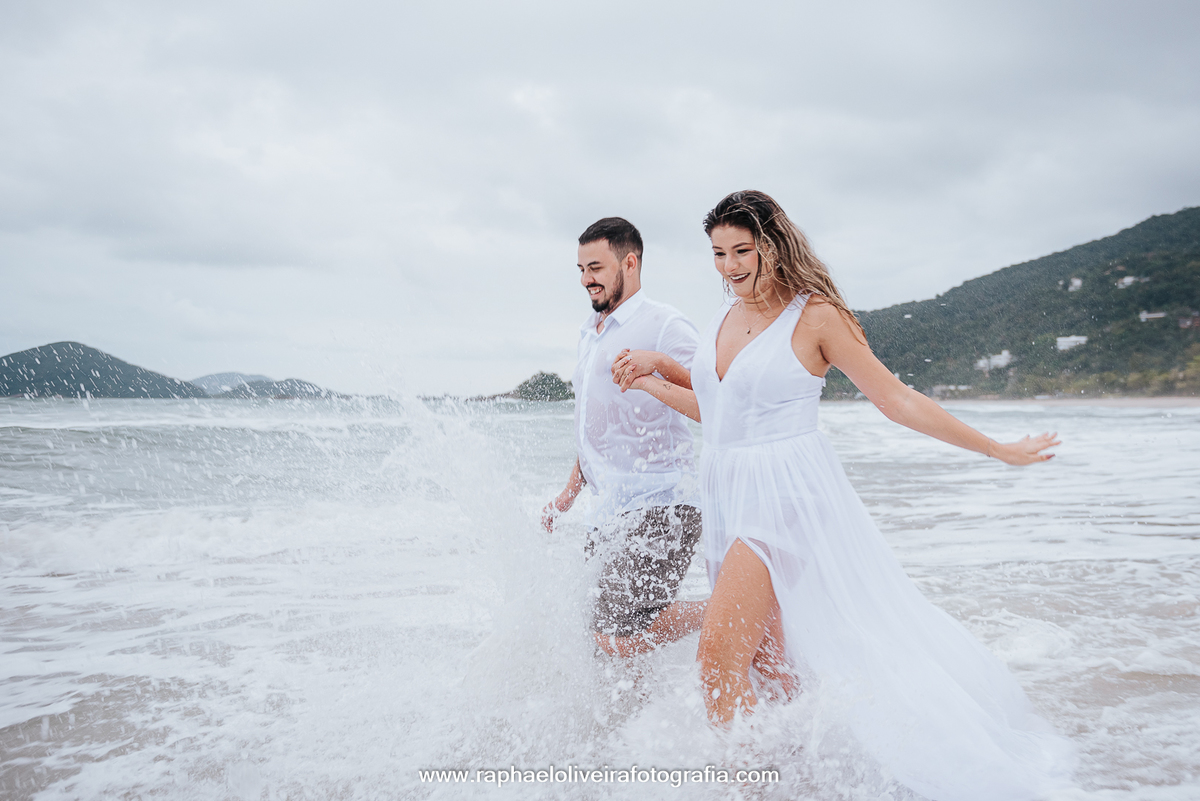 Pre-wedding, ensaio pre casamento, ensaio de casal, praia do iporanga, ensaio no guaruja, ensaio pre-wedding em iporanga, ensaio na praia, pre-wedding na praia, casamento, fotografo de casamento, melhor fotografo de casamento, raphael oliveira.