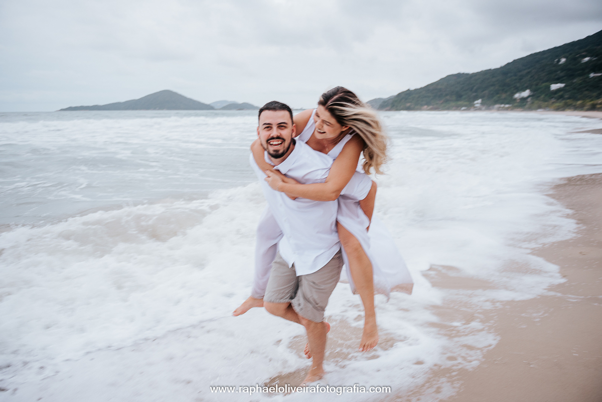 Pre-wedding, ensaio pre casamento, ensaio de casal, praia do iporanga, ensaio no guaruja, ensaio pre-wedding em iporanga, ensaio na praia, pre-wedding na praia, casamento, fotografo de casamento, melhor fotografo de casamento, raphael oliveira.