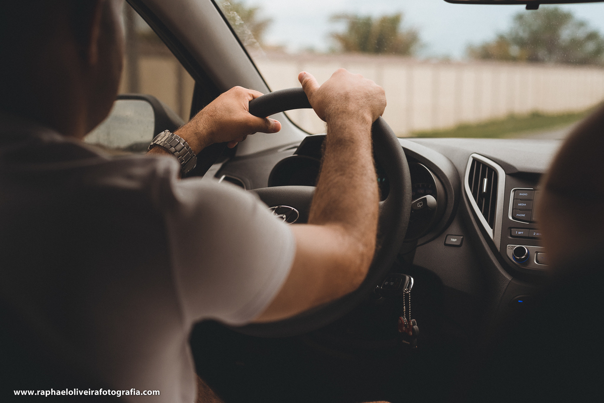 Noivo dirigindo em direção a locação do ensaio