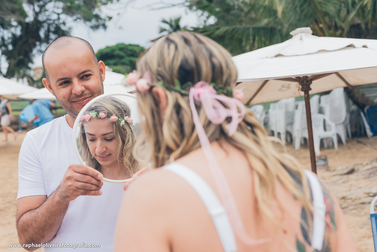 noivo com espelho e reflexo da noiva no espelho