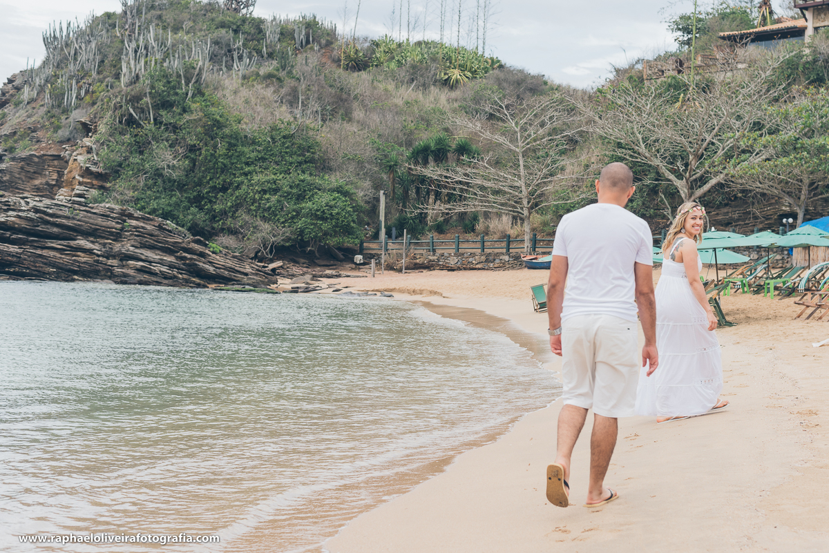 noivos caminhando na praia