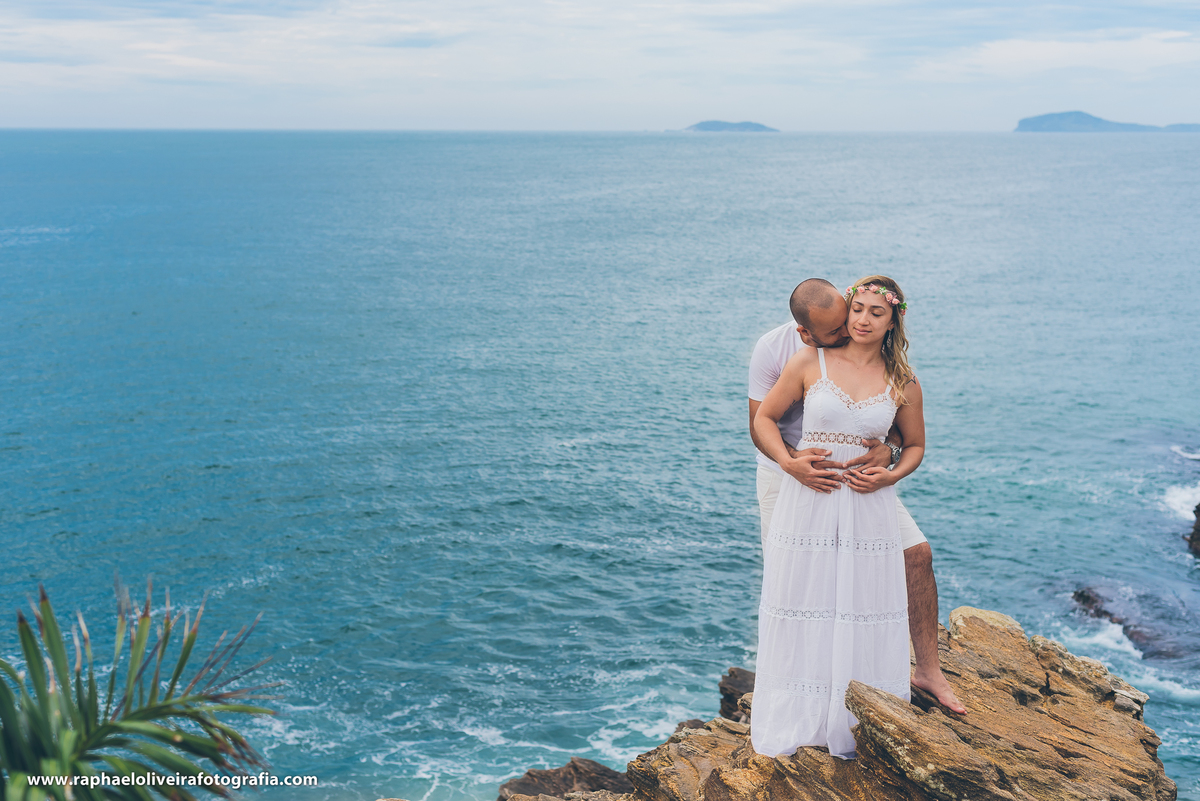 noivo e noiva no ensaio pre-casamento em arraial do cabo 