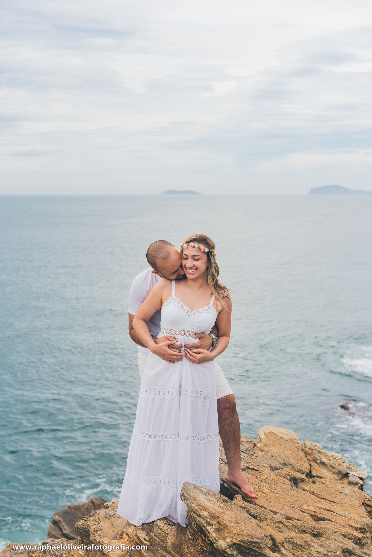 noivo e noiva no ensaio pre-casamento em arraial do cabo 