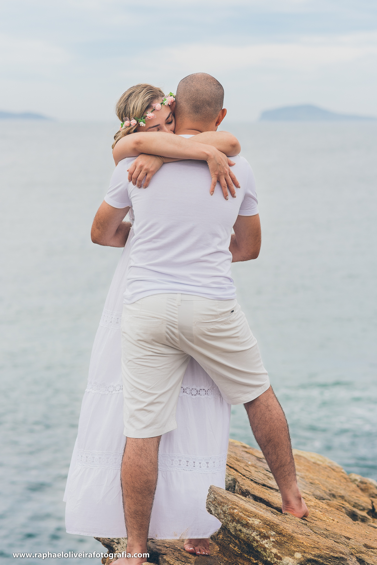 casal se abraçando na praia de ferradurinha