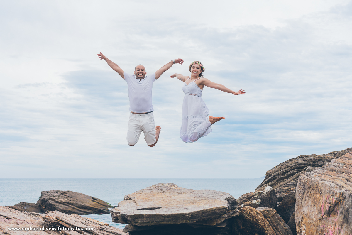 noivos pulando 