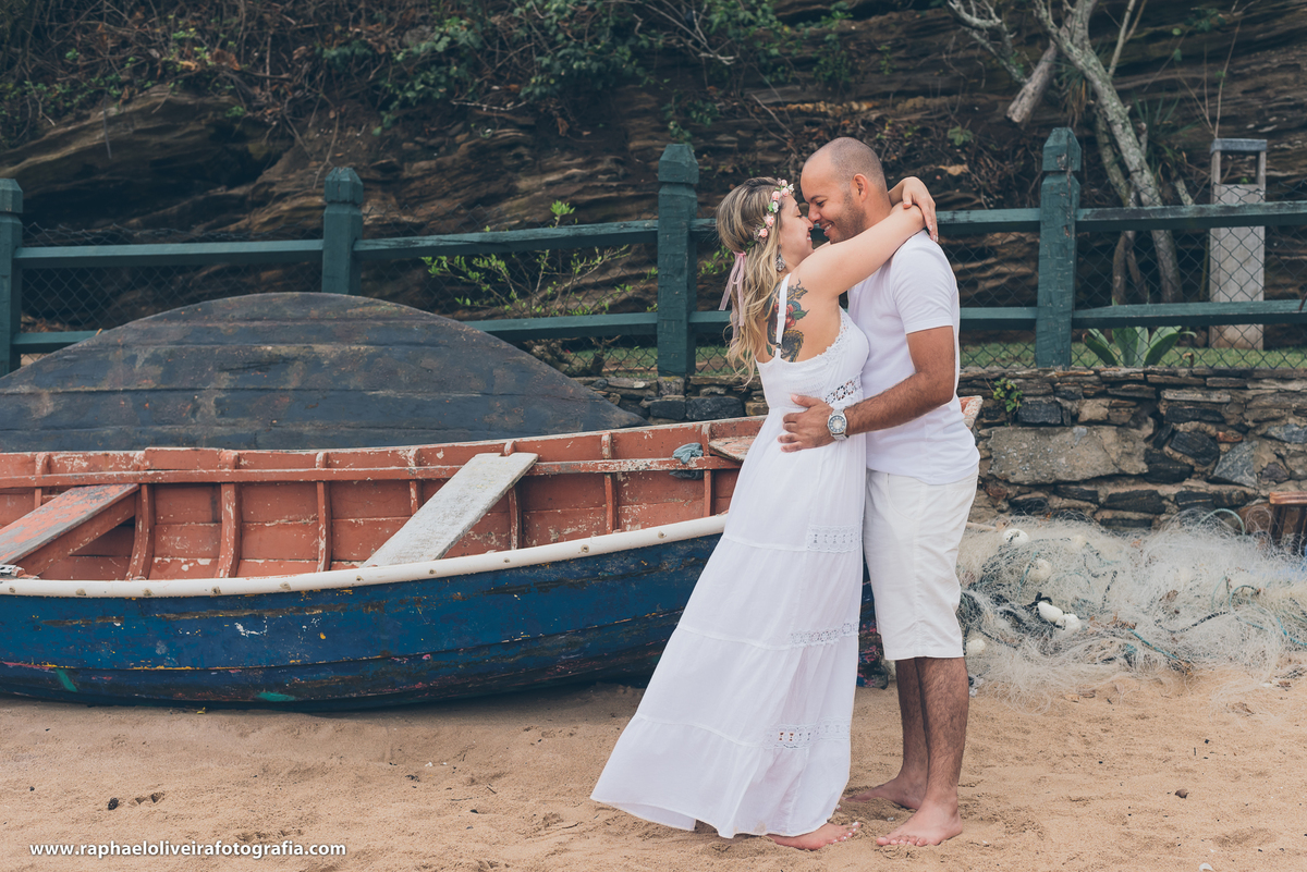 abraço dos noivos no ensaio pre casamento feito na praia em arraial do cabo rio de janeiro