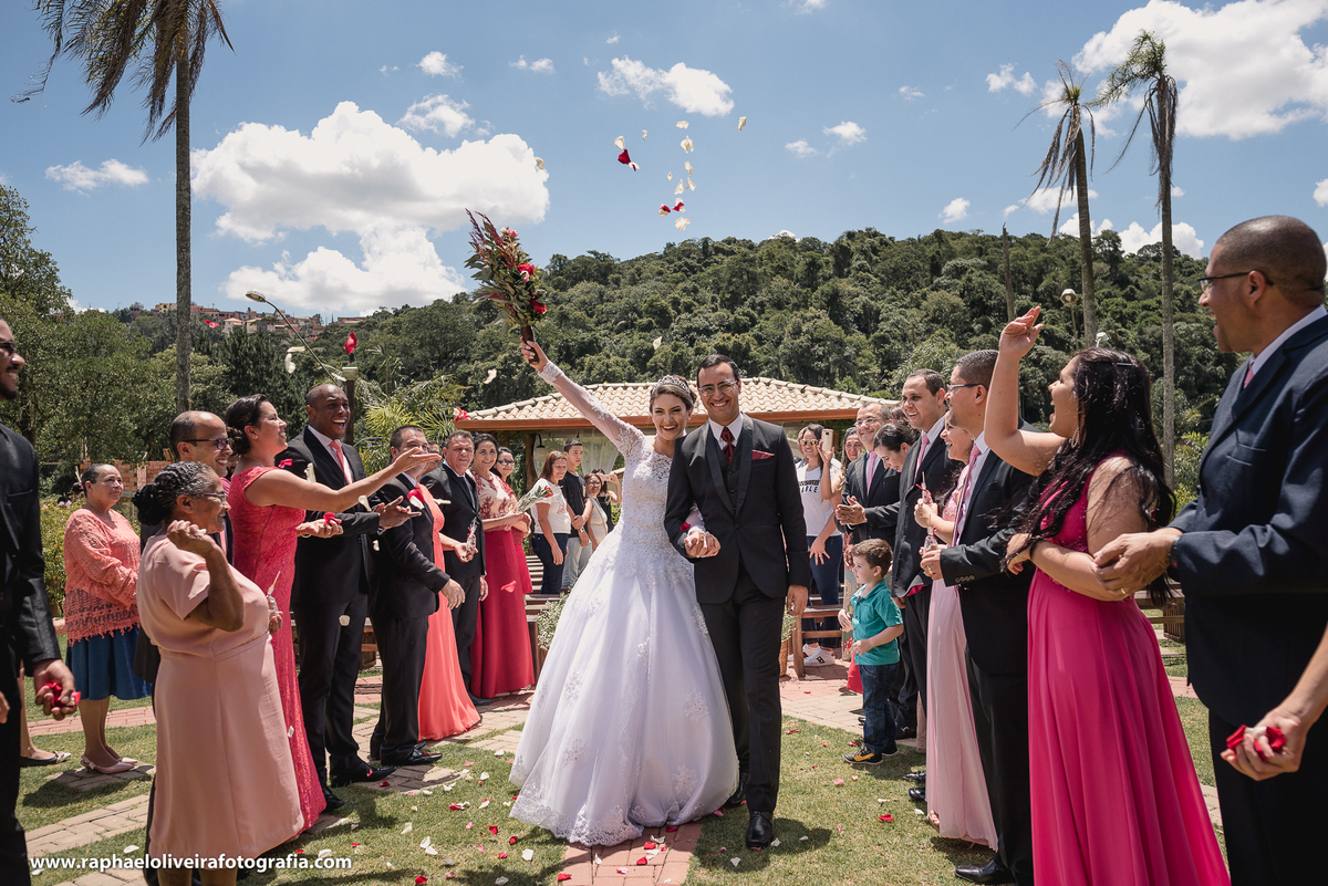 Saída dos noivos lindos, casamento no campo, casamento de dia, casamento diurno, casamento Barueri, fotografo de casamento raphael oliveira fotografia