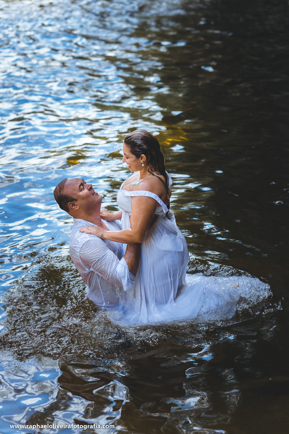 Ensaio pós-casamento, trash the dress, em Capitólio-Minas Gerais, fotografado pelo fotógrafo Raphael Oliveira Fotografia, fotógrafo de casamento raphael oliveira, fotografo de família, Raphael Oliveira Fotografia