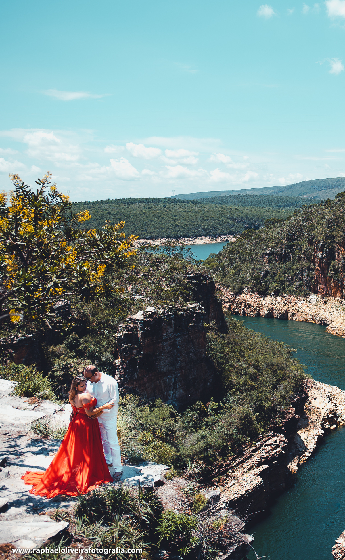Ensaio pós-casamento, trash the dress, em Capitólio-Minas Gerais, fotografado pelo fotógrafo Raphael Oliveira Fotografia, fotógrafo de casamento raphael oliveira, fotografo de família, Raphael Oliveira Fotografia