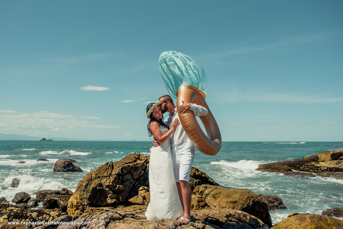 Ensaio pré-casamento Laiane e Anderson realizado na praia do Iporanga guarujá, raphael oliveira fotografia
