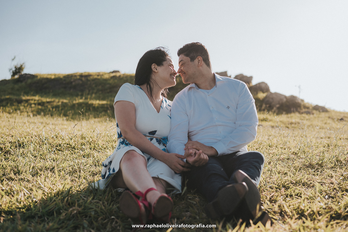 Ensaio pré-casamento - ensaio de casal - casamento pirapora do bom jesus -morro do capuava - ensaio de casal - inspiração para ensaio fotografico - casamento - fotos de ensaio - casamento no campo - raphael oliveira fotografia - fotografo de casamentos