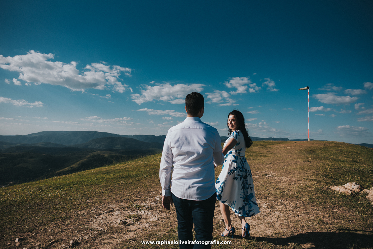 Ensaio pré-casamento - ensaio de casal - casamento pirapora do bom jesus -morro do capuava - ensaio de casal - inspiração para ensaio fotografico - casamento - fotos de ensaio - casamento no campo - raphael oliveira fotografia - fotografo de casamentos