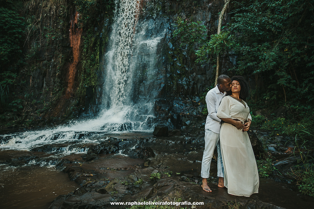 Ensaio pré casamento da Patricia com o Daniel realizado e brotas e registrado por raphael oliveira fotografia - fotografo de casamento e familia - fotografo de ensaio e gestante - lugares para ensaio pré casamento - raphael oliveira - ideias  pre casament
