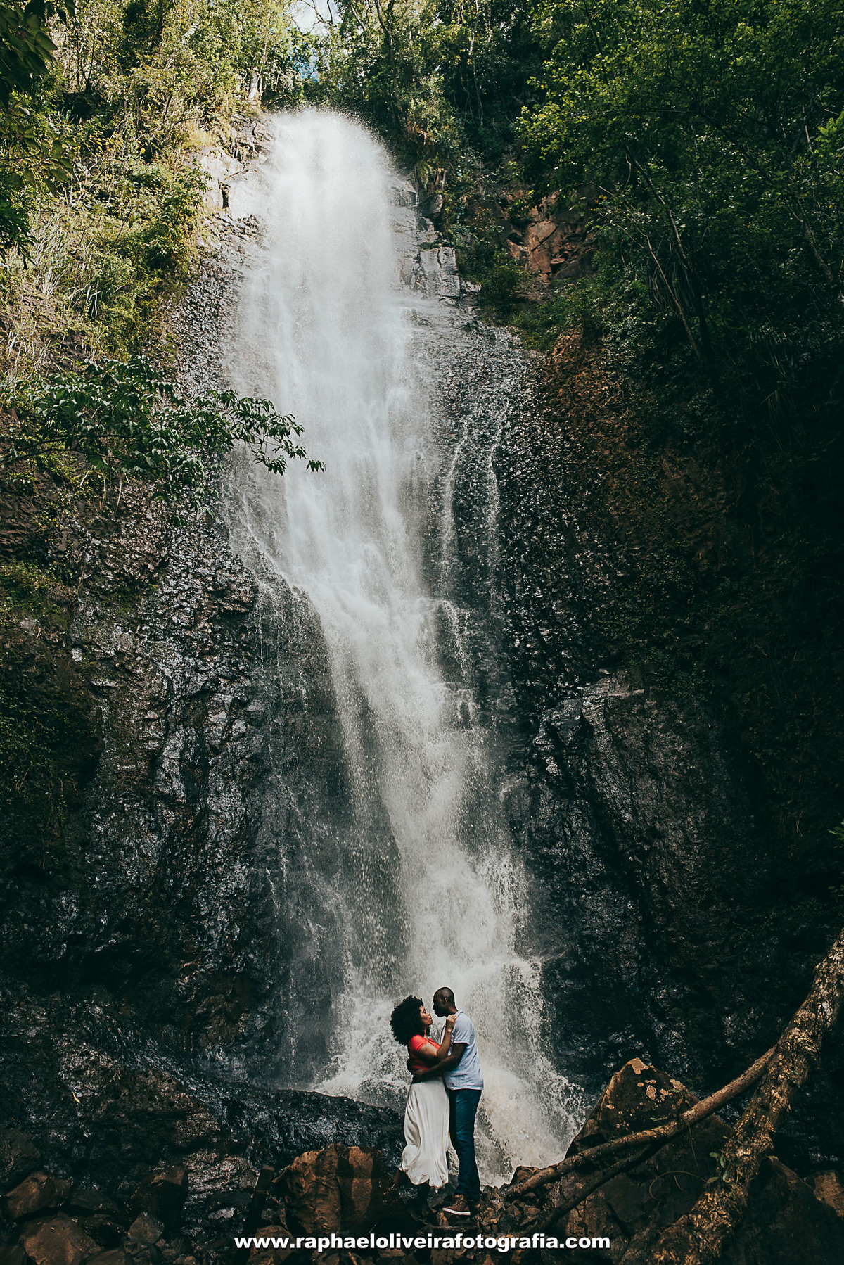 Ensaio pré casamento da Patricia com o Daniel realizado e brotas e registrado por raphael oliveira fotografia - fotografo de casamento e familia - fotografo de ensaio e gestante - lugares para ensaio pré casamento - raphael oliveira - ideias  pre casament