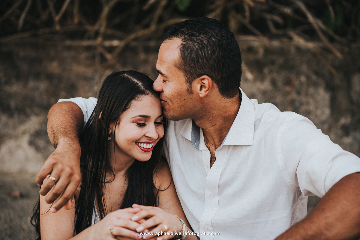 Ensaio pré-casamento - ensaio de casal na praia - ensaio de casal - inspiração para ensaio fotografico - casamento - fotos de ensaio - casamento no campo - raphael oliveira fotografia - fotografo de casamentos