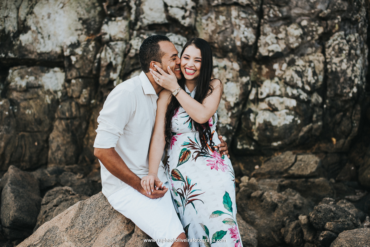 Ensaio pré-casamento - ensaio de casal na praia - ensaio de casal - inspiração para ensaio fotografico - casamento - fotos de ensaio - casamento no campo - raphael oliveira fotografia - fotografo de casamentos
