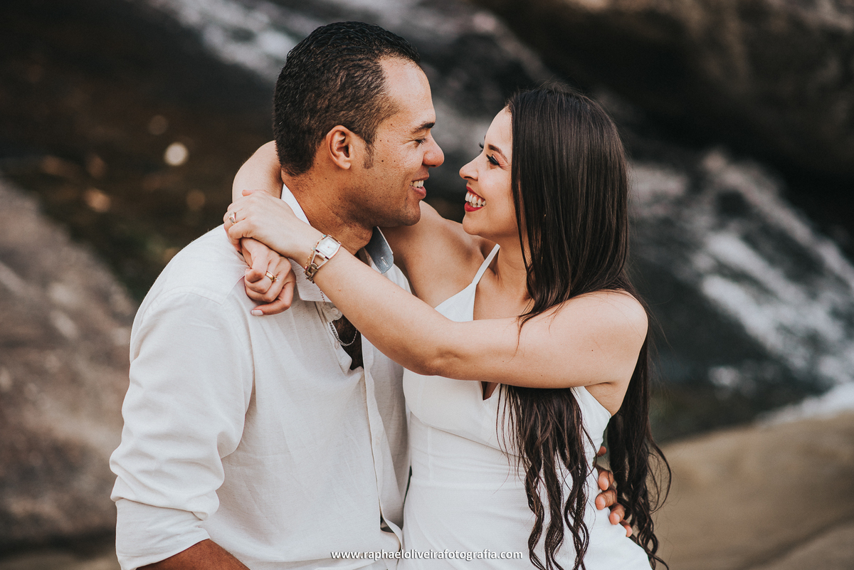Ensaio pré-casamento - ensaio de casal na praia - ensaio de casal - inspiração para ensaio fotografico - casamento - fotos de ensaio - casamento no campo - raphael oliveira fotografia - fotografo de casamentos