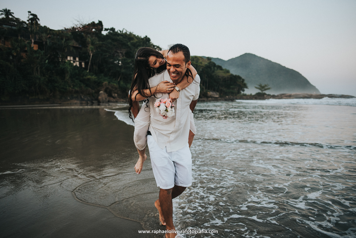 Ensaio pré-casamento - ensaio de casal na praia - ensaio de casal - inspiração para ensaio fotografico - casamento - fotos de ensaio - casamento no campo - raphael oliveira fotografia - fotografo de casamentos