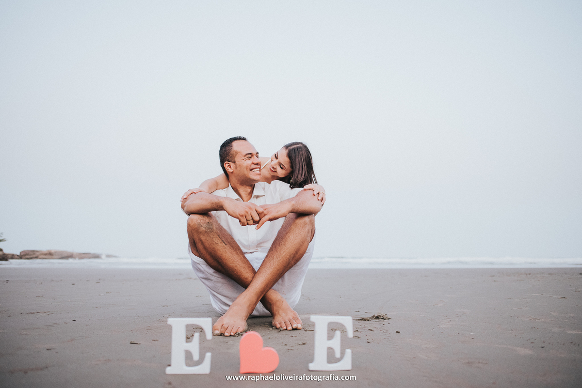 Ensaio pré-casamento - ensaio de casal na praia - ensaio de casal - inspiração para ensaio fotografico - casamento - fotos de ensaio - casamento no campo - raphael oliveira fotografia - fotografo de casamentos