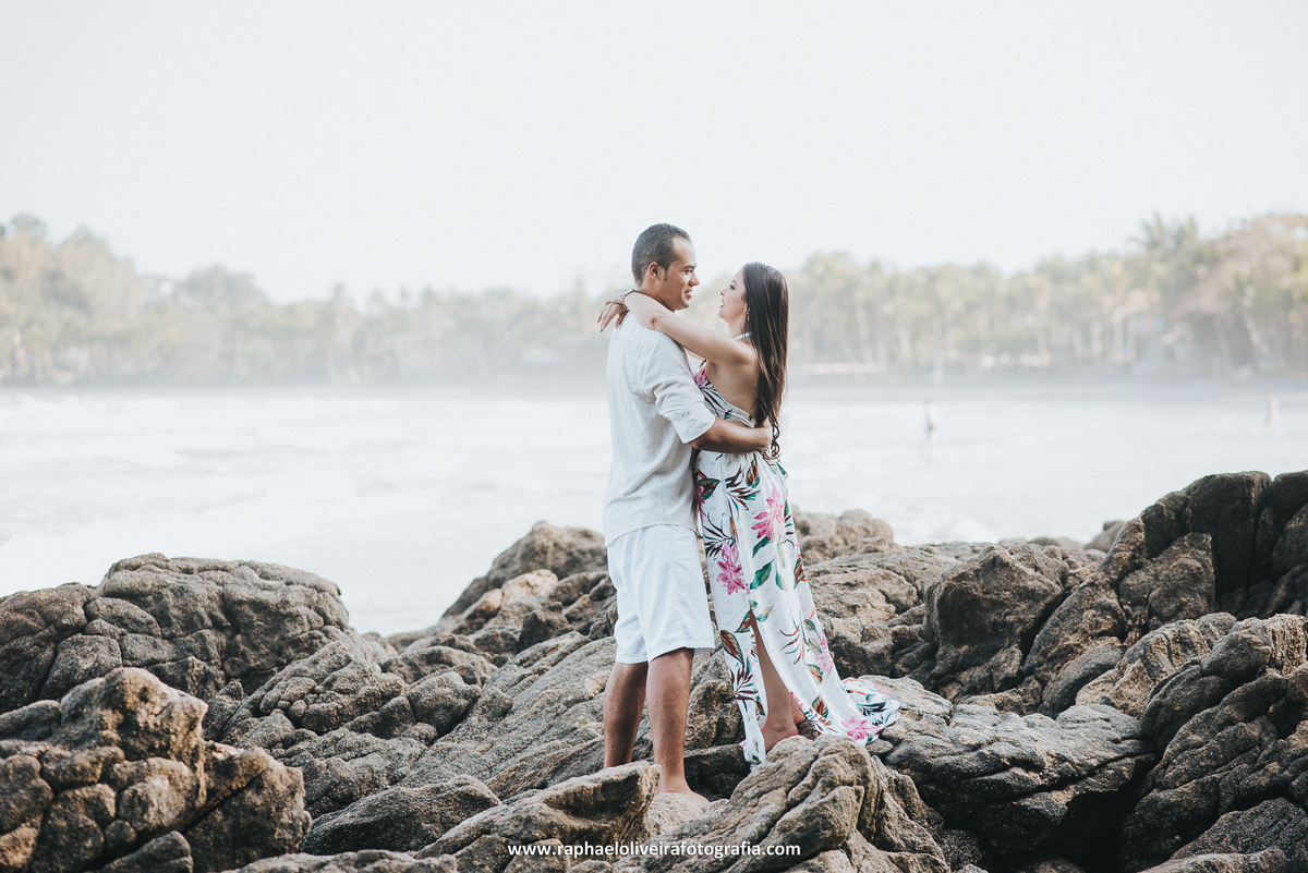 Ensaio pré-casamento - ensaio de casal na praia - ensaio de casal - inspiração para ensaio fotografico - casamento - fotos de ensaio - casamento no campo - raphael oliveira fotografia - fotografo de casamentos