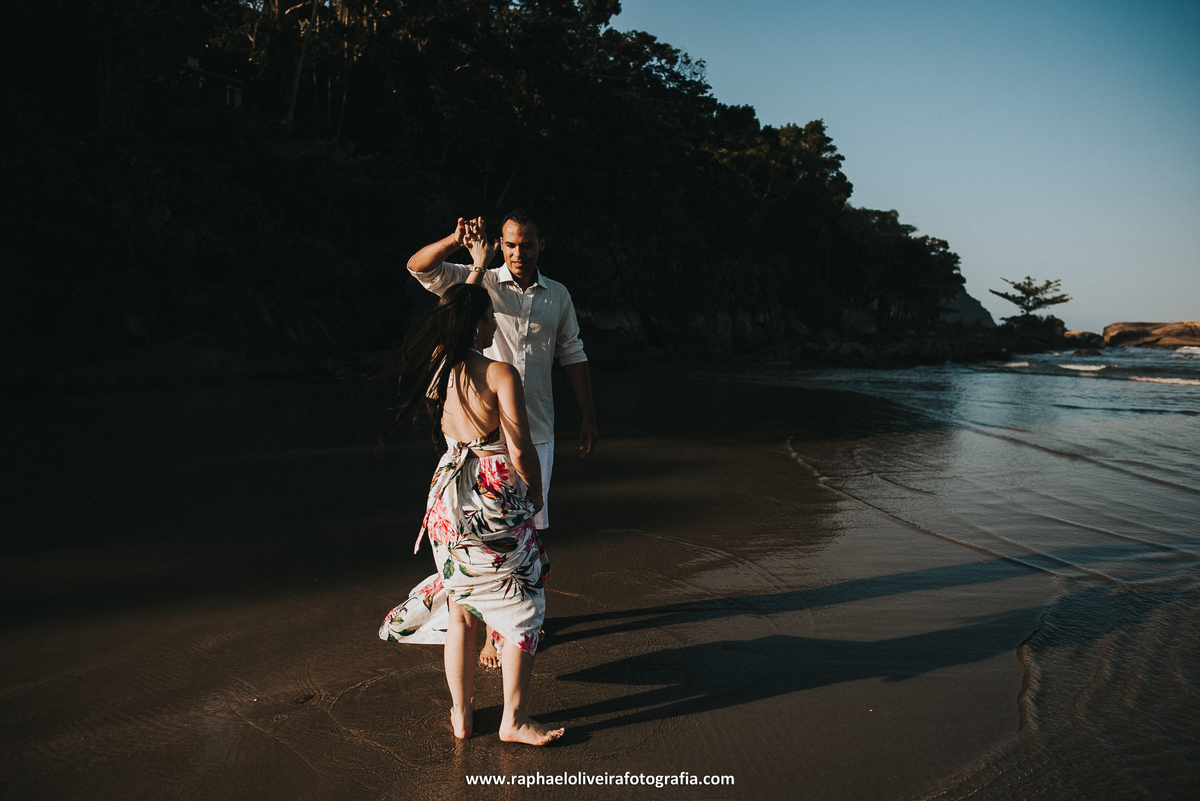 Ensaio pré-casamento - ensaio de casal na praia - ensaio de casal - inspiração para ensaio fotografico - casamento - fotos de ensaio - casamento no campo - raphael oliveira fotografia - fotografo de casamentos