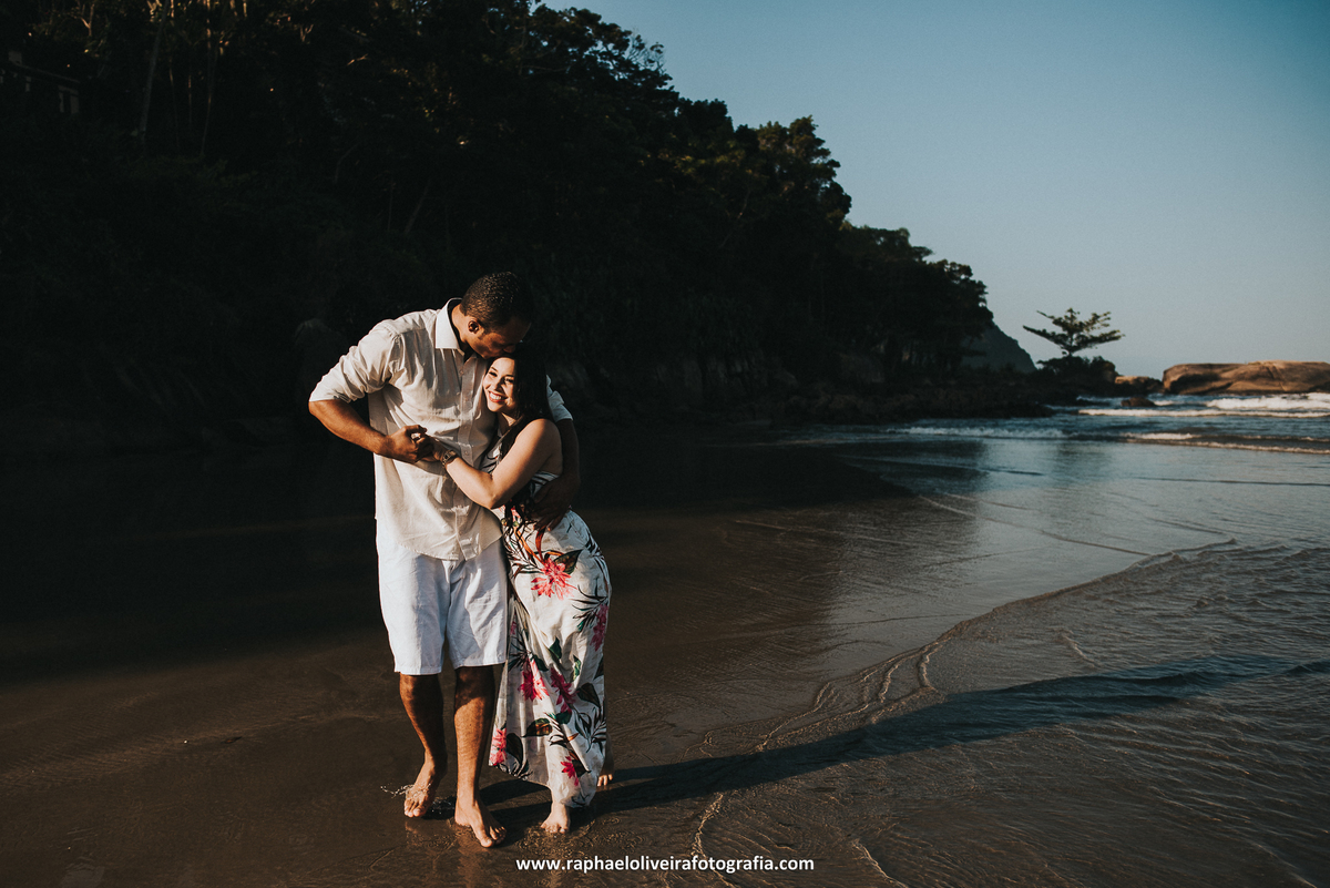 Ensaio pré-casamento - ensaio de casal na praia - ensaio de casal - inspiração para ensaio fotografico - casamento - fotos de ensaio - casamento no campo - raphael oliveira fotografia - fotografo de casamentos
