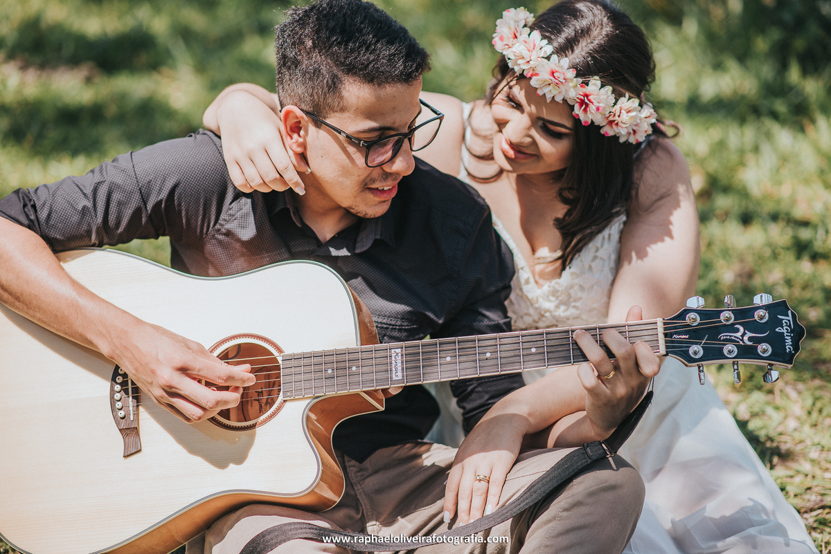 Ensaio pré-casamento - ensaio de casal no campo - ensaio de casal - inspiração para ensaio fotografico - casamento - fotos de ensaio - casamento no campo - raphael oliveira fotografia - fotografo de casamentos