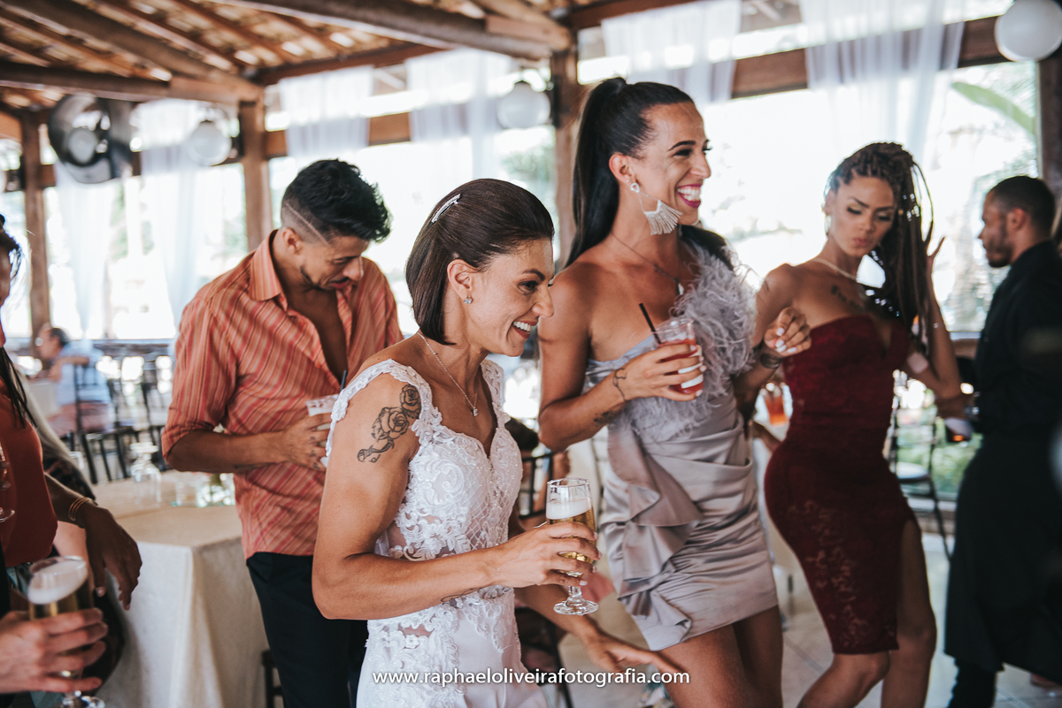 Casamento Sandra e Paty, casamento homoafetivo, casamento gay, casamento lgbt, wedding gay, meninas, casamento de meninas, vestido de noiva, decoração de casamento, ensaio de casal na praia, wedding, raphael oliveira fotografia, raphael oliveira.