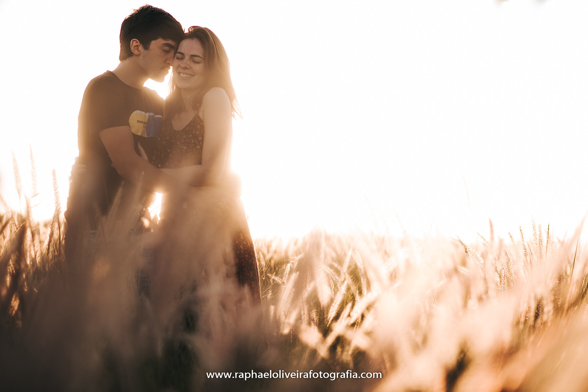 Ensaio incrível em avaré, ensaio pré casamento, pre-wedding, casamento, inspiração para ensaio, poses de ensaio, ensaio de casal, raphael oliveira fotografia, ensaio no campo, fotografo de casamento em são paulo, fotografo barueri, foto no por do sol.