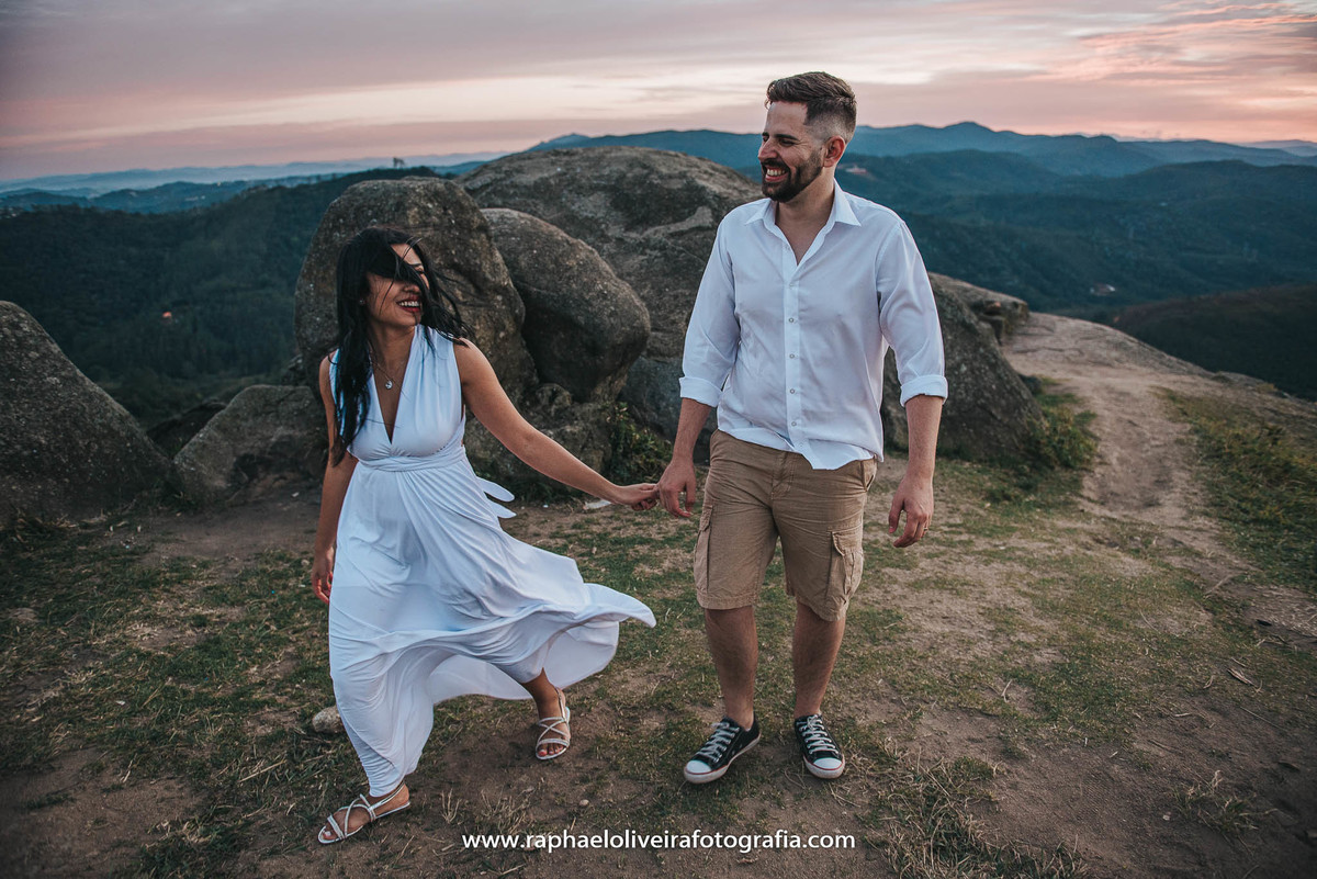Leticia-Felipe-Ensaio-Pico-olhos-dagua-mairipora-sp-fotografo-raphael-oliveira-ensaio de casal na montanha-ensaio nascer do sol-ideias de pre casamento-pre wedding-lugares para pre casamento-fotografo de casamento sp-raphael oliveira fotografia