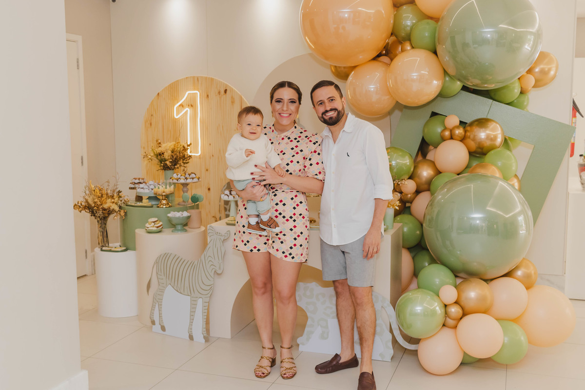 papai e mamãe felizes com o bebê