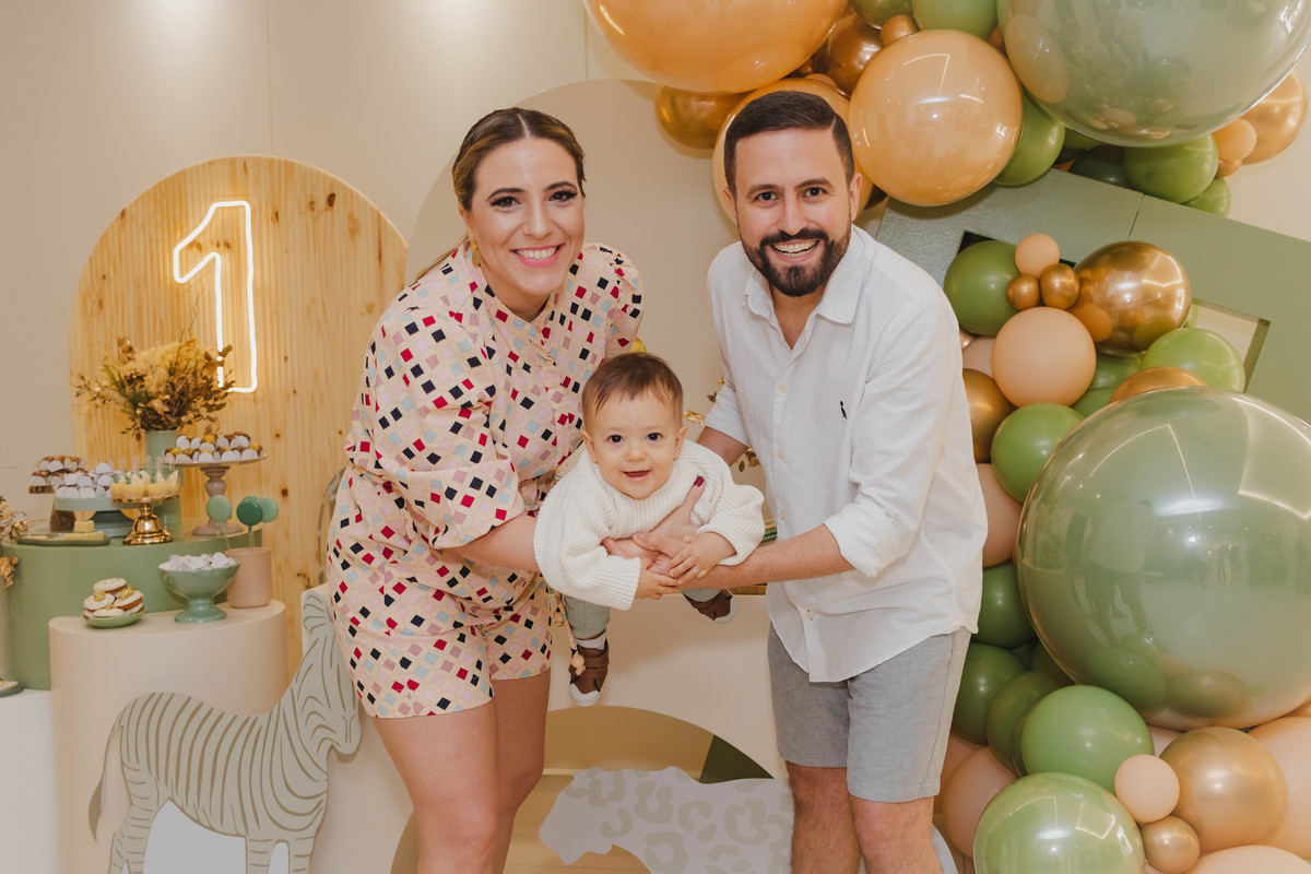 papai e mamãe felizes com o bebê