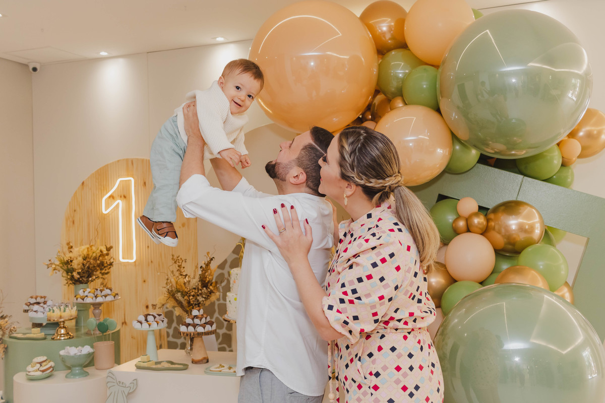 papai e mamãe felizes com o bebê