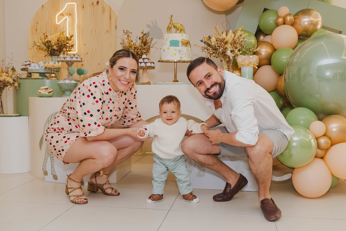 papai e mamãe felizes com o bebê