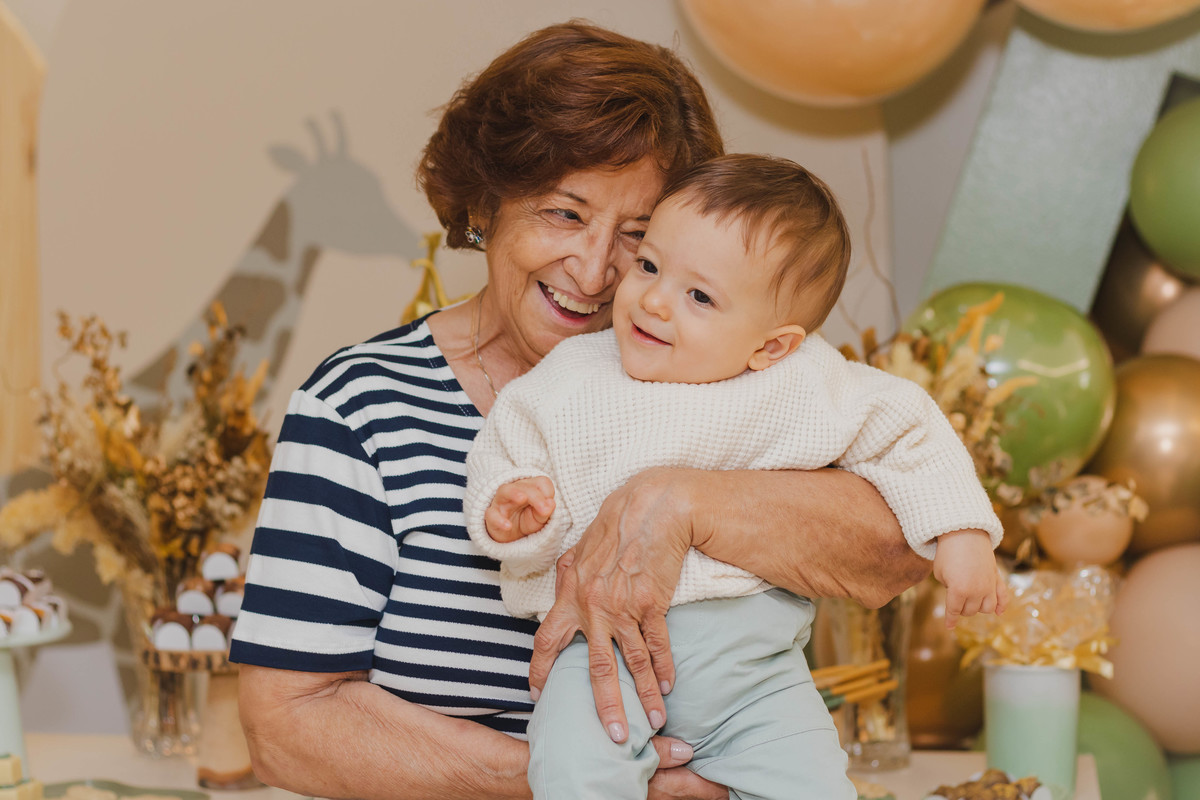 recebendo carinho da vovó