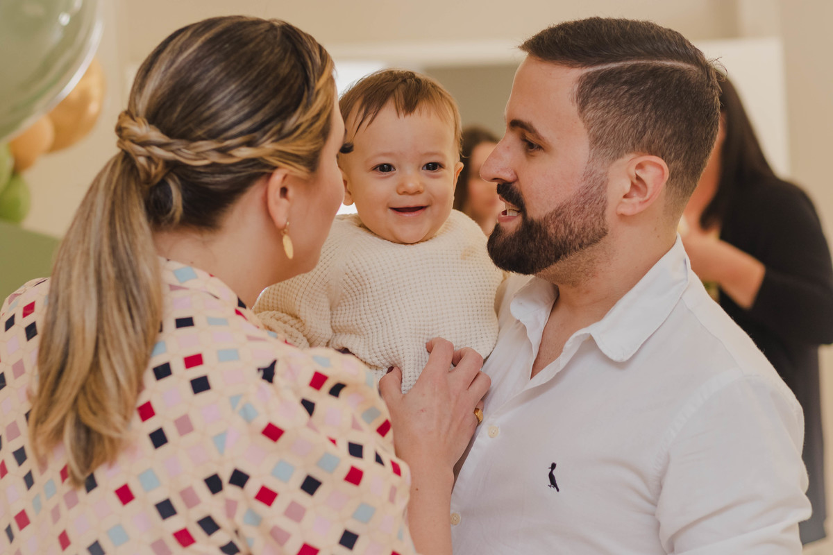 papai e mamãe felizes com o bebê